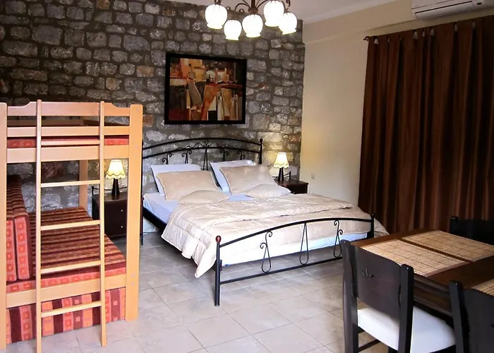 Апартаменты Estia Holiday *