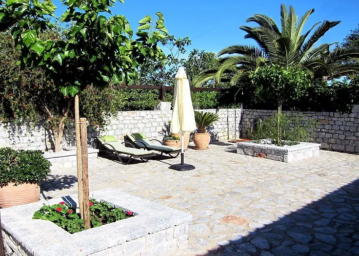 Estia Holiday Гитион